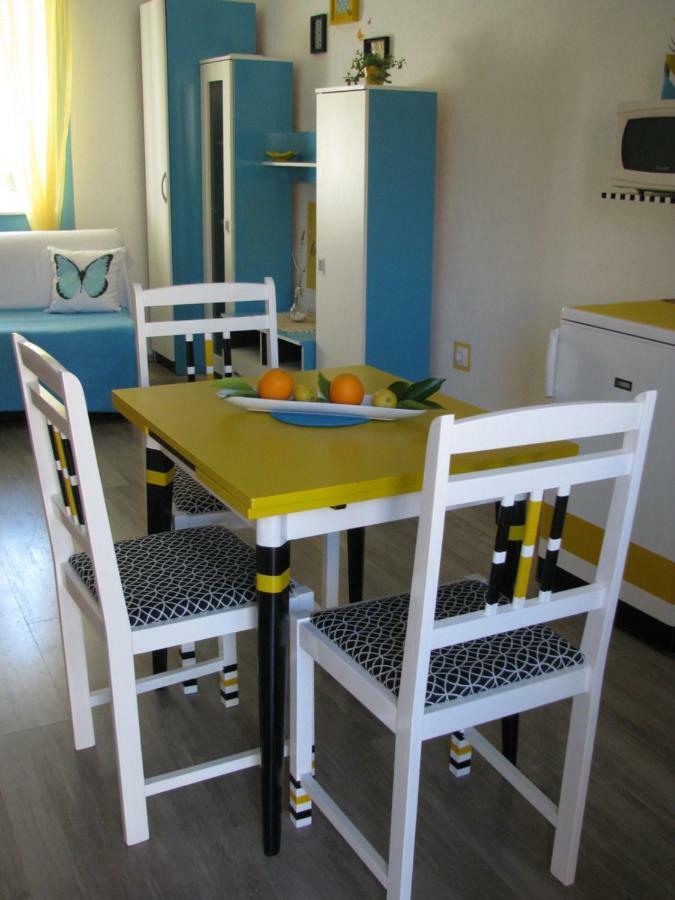 Apartments And Room Lemon วิส ภายนอก รูปภาพ
